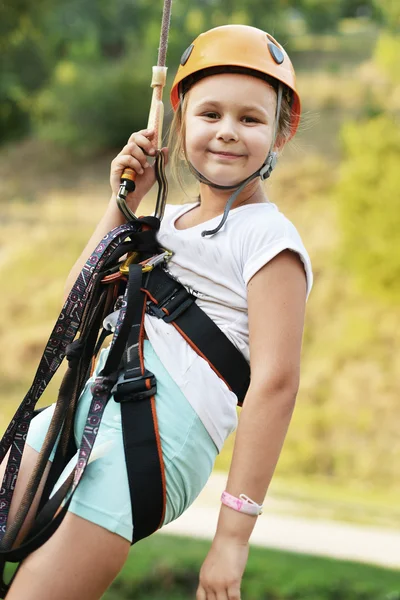 Menina feliz escalada — Fotografia de Stock