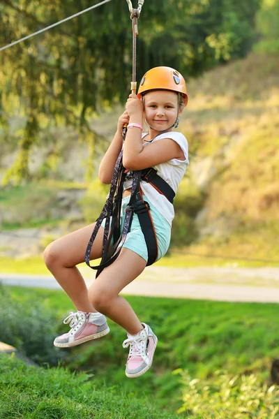 Mutlu kız tırmanma — Stok fotoğraf