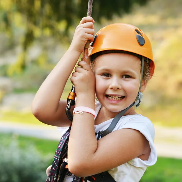 Menina feliz escalada — Fotografia de Stock