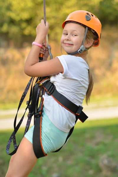 Menina feliz escalada — Fotografia de Stock