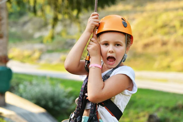 Menina feliz escalada — Fotografia de Stock