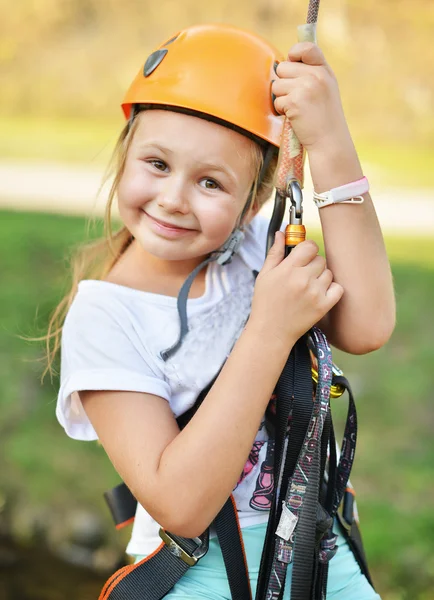 Menina feliz escalada — Fotografia de Stock