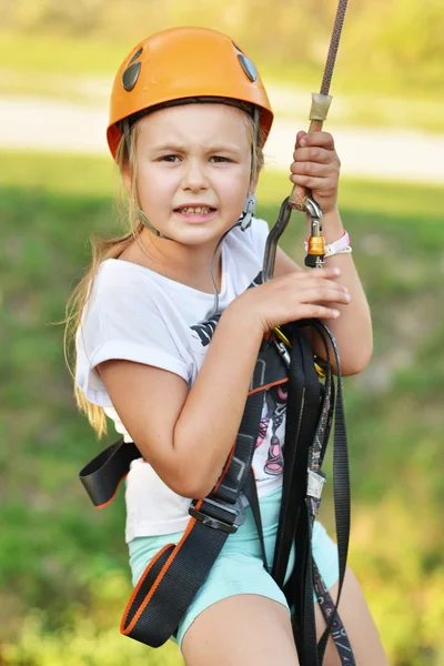 Menina feliz escalada — Fotografia de Stock