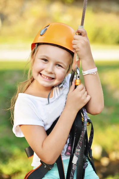 Menina feliz escalada — Fotografia de Stock