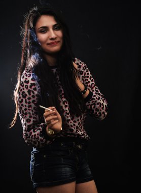 Sigara içen genç kadın