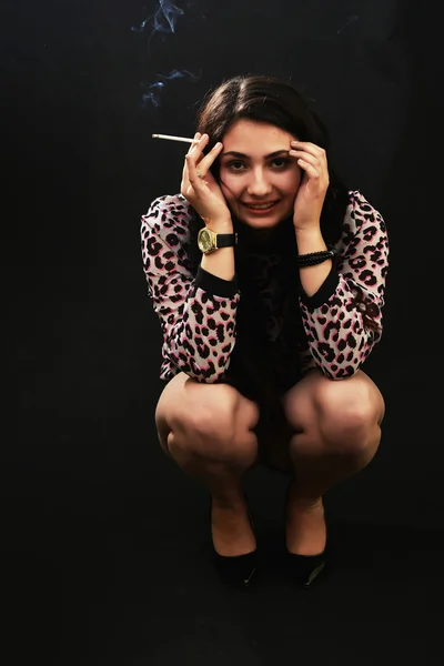 Mulher jovem fumando — Fotografia de Stock