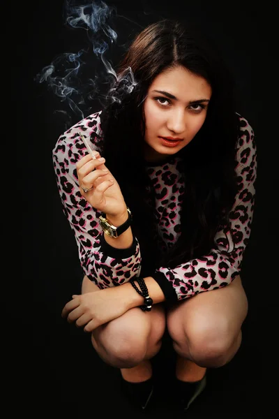 Молодая женщина курит — стоковое фото