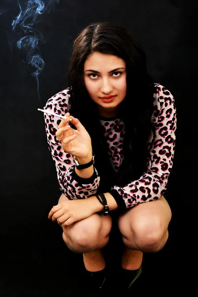 Junge Frau raucht — Stockfoto