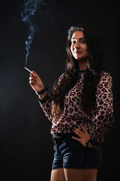 Νεαρή γυναίκα καπνίζει — Φωτογραφία Αρχείου