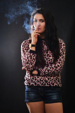 Sigara içen genç kadın