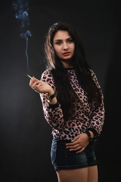 Mulher jovem fumando — Fotografia de Stock