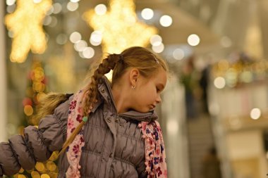 Kız büyük bir alışveriş merkezi.