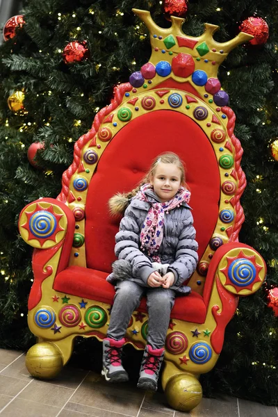 Girl in a large shopping center. — Stock Photo, Image