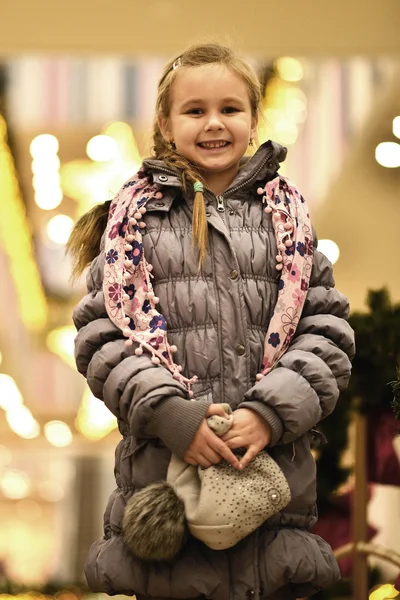 Menina em um grande centro comercial . — Fotografia de Stock