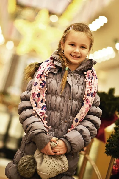 Dívka ve velké nákupní centrum. — Stock fotografie