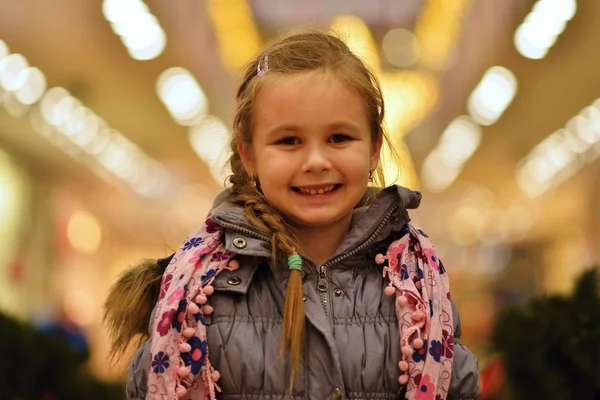 Meisje in een groot winkelcentrum. — Stockfoto