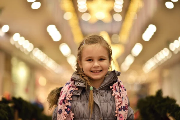 Flicka i ett stort shoppingcenter. — Stockfoto