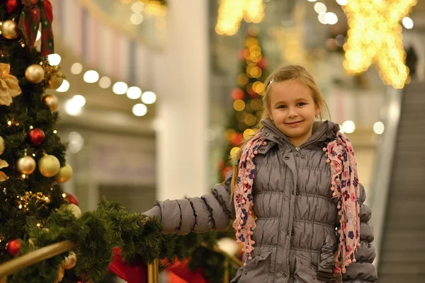 Petite fille avec arbre de Noël — Photo