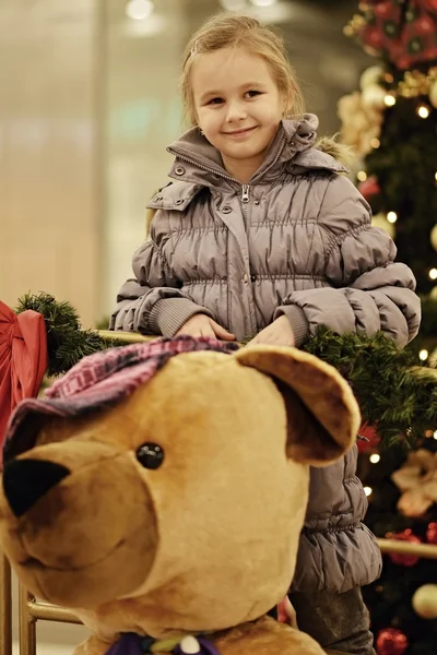 Menina em um grande centro comercial . — Fotografia de Stock