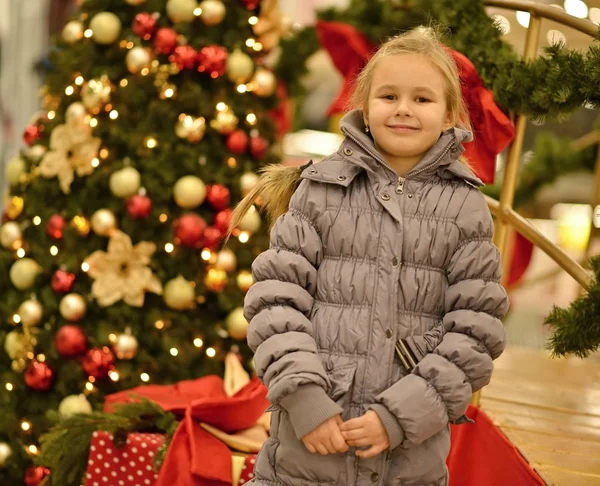 Liten flicka med julgran — Stockfoto