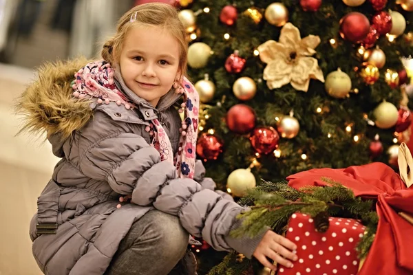 Bambina con albero di Natale — Foto Stock