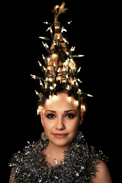 Femme avec des lumières d'arbre de Noël — Photo