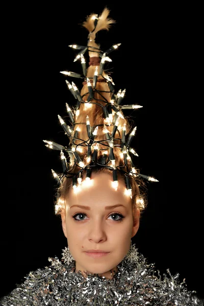 クリスマス ツリーのライトを持つ女性 — ストック写真