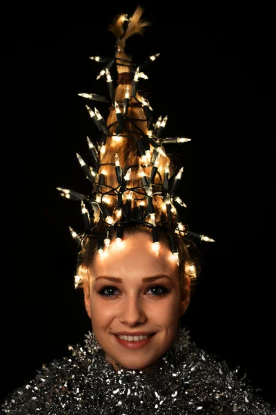 Mujer con luces de árbol de Navidad —  Fotos de Stock