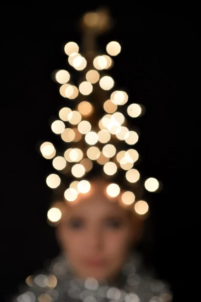 Donna con luci dell'albero di Natale — Foto Stock