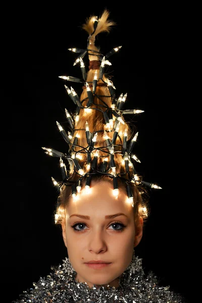 Femme avec des lumières d'arbre de Noël — Photo