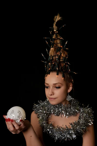 Vrouw met kerstboom lichten — Stockfoto