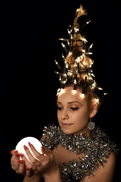 Femme avec des lumières d'arbre de Noël — Photo