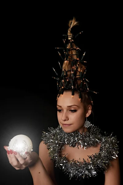 Mujer con luces de árbol de Navidad —  Fotos de Stock