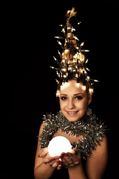 Femme avec des lumières d'arbre de Noël — Photo