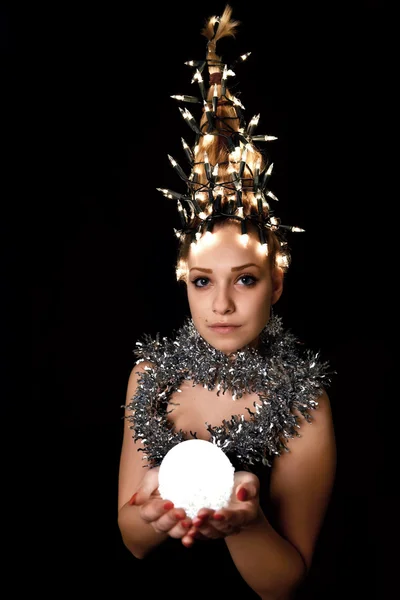 Femme avec des lumières d'arbre de Noël — Photo