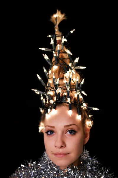 Γυναίκα με φώτα χριστουγεννιάτικο δέντρο — Φωτογραφία Αρχείου