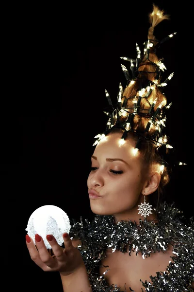 Vrouw met kerstboom lichten — Stockfoto