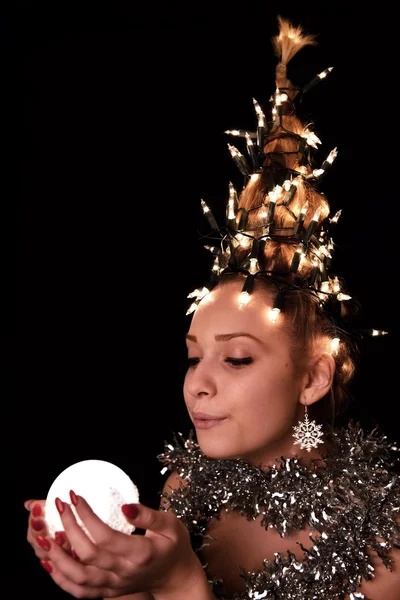 Mujer con luces de árbol de Navidad —  Fotos de Stock