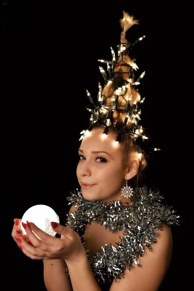 Kobieta z oświetleniem choinki — Zdjęcie stockowe