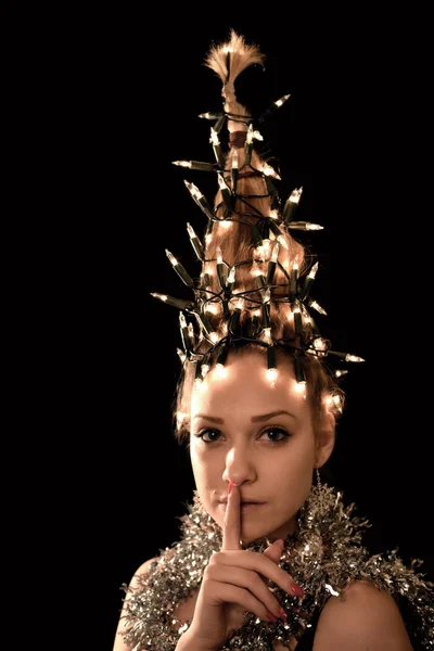 Kobieta z oświetleniem choinki — Zdjęcie stockowe