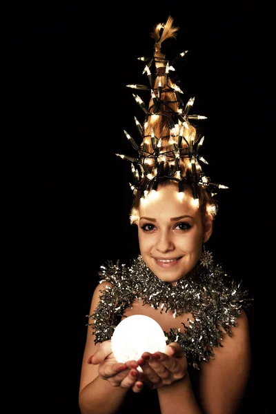 Femme de Noël.Arbre de Noël Coiffure de vacances . — Photo