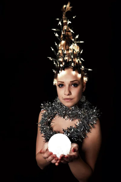 クリスマス女性。クリスマス ツリー休日の髪型. — ストック写真