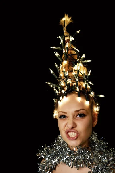 Femme avec des lumières d'arbre de Noël — Photo