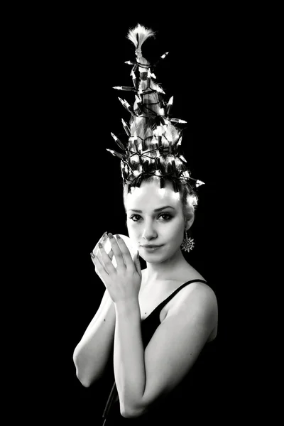 Femme avec des lumières d'arbre de Noël — Photo