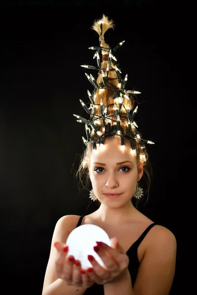 Vrouw met kerstboom lichten — Stockfoto