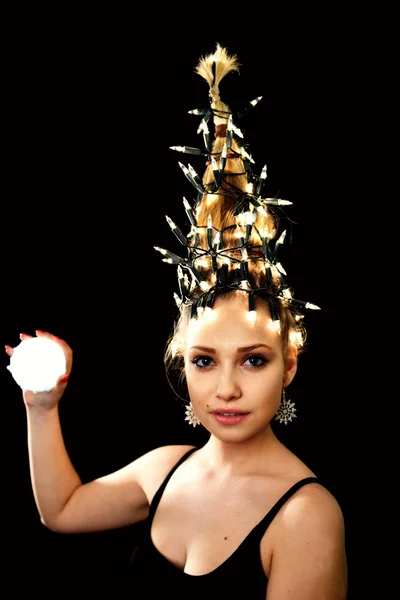 Mulher com luzes de árvore de Natal — Fotografia de Stock