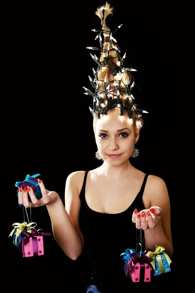 Femme avec des lumières d'arbre de Noël — Photo