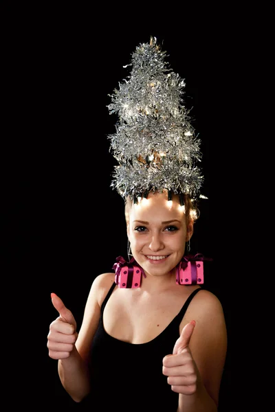 Femme avec des lumières d'arbre de Noël — Photo