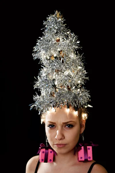 Femme avec des lumières d'arbre de Noël — Photo