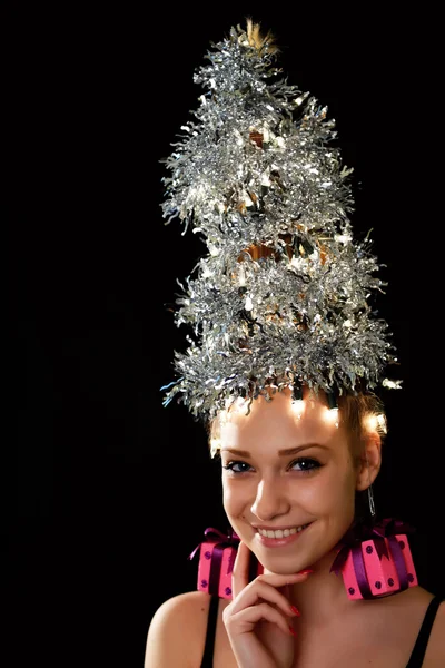 Femme avec des lumières d'arbre de Noël — Photo